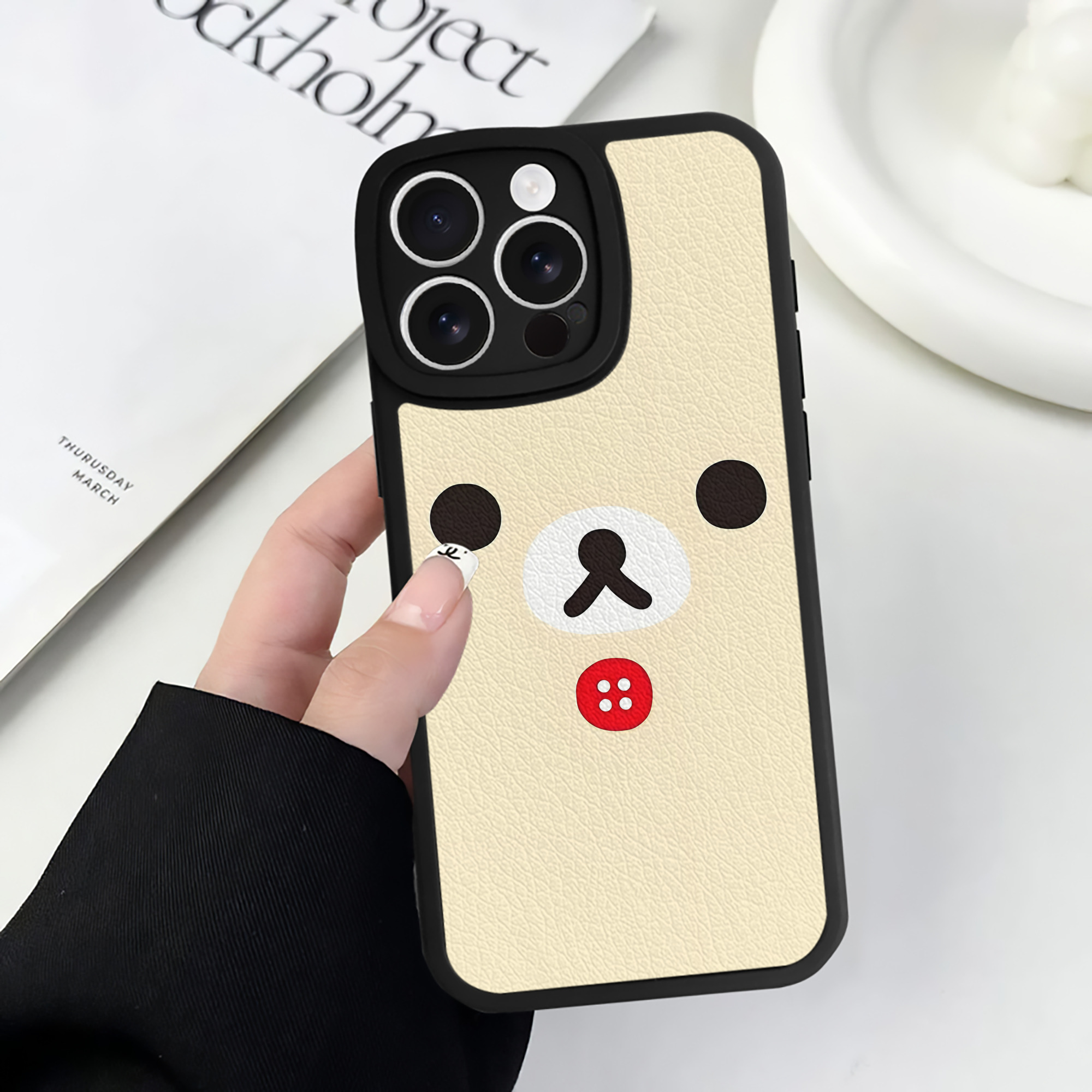 （画像用） リラックマ リラックマ キイロイトリ Rilakkuma Korilakkuma Kiiroitori 【iPhone 16シリーズ対応】シリコンスマホケース（レザー調） 材質：シリコン